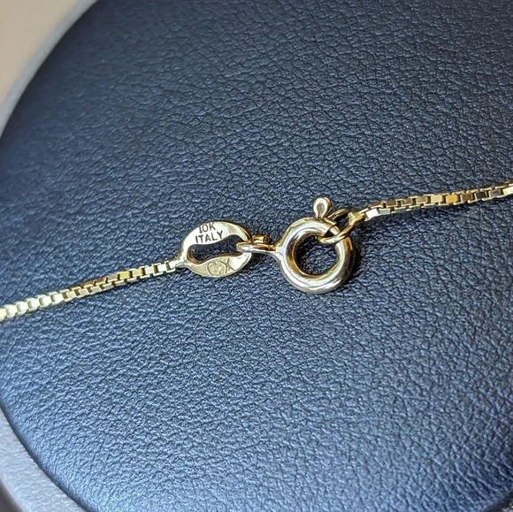 Beautiful Italian Gold Necklace - Picture 4 of 6